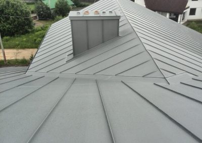 Dach pokryty blachą tytan cynk patyna Quartz - profilowanie blachy na rąbek - Nexmar