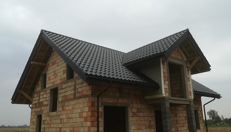 Titania Czarna Glazura Finesse – dach domu z garażem wolnostojącym w Izbiszczach