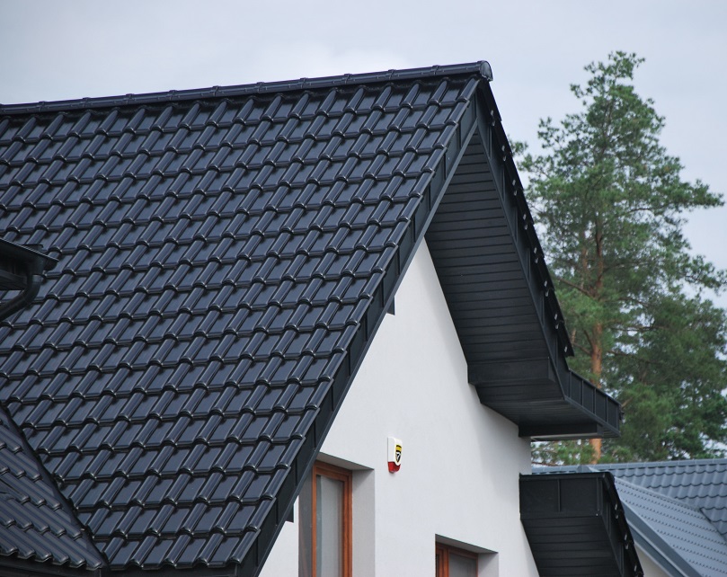 Dach domu jednorodzinnego wykonany z dachówki CREATON Titania.
